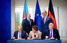 (v.r.n.l.) Unterzeichnung der Erklärung zur Gründung des Wirtschaftsrats: Ost-Ausschuss-Geschäftsführer Michael Harms, Geschäftsführerin der Deutsch-Aserbaidschanischen Auslandshandelskammer Nargis Wieck, Wirtschaftsminister Aserbaidschans Mikayil Jabbarov. Foto: Bundesregierung/Sandra Steins 