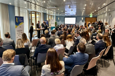 Rund 100 Gäste nutzten die Konferenz „Rebuilding Ukraine“, um sich über Kooperationsmöglichkeiten in den Branchen Rüstung, Agrar und Energie zu informieren. Foto: A. Metz