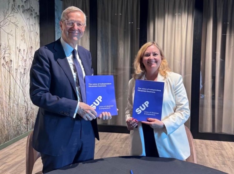 Unterzeichnung eines Memorandum of Understanding zwischen dem Verband ukrainischer Unternehmer (Kateryna Glazkova) und dem Ost-Ausschuss der Deutschen Wirtschaft (Michael Harms). Foto Ost-Ausschuss