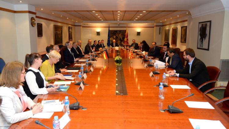 OAOEV-Delegation im Gespräche mit Premier Zaev und Vize-Premier Angjushev Foto: Mazedonische Regierung