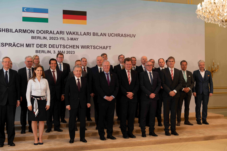Deutsche Unternehmensvertreter mit Staatspräsident Shavkat Mirziyoyev. Foto: T. Suermann