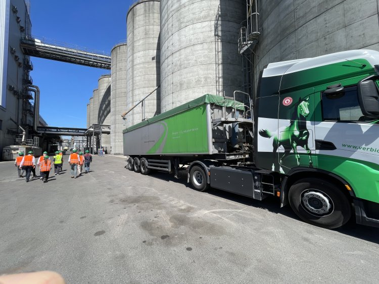 Am 24. Juni informierten sich Unternehmensvertreterinnen und -vertreter über die vielfältigen Einsatzmöglichkeiten von Bioenergie bei einem Werksbesuch bei Verbio. Foto: Christian Himmighoffen