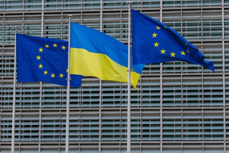 Ukraine-Flagge vor dem Sitz der EU-Kommission. Foto: European Union 2025