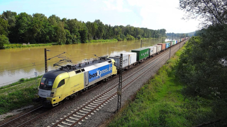 Foto von Pixabay / Güterzug an der Donau