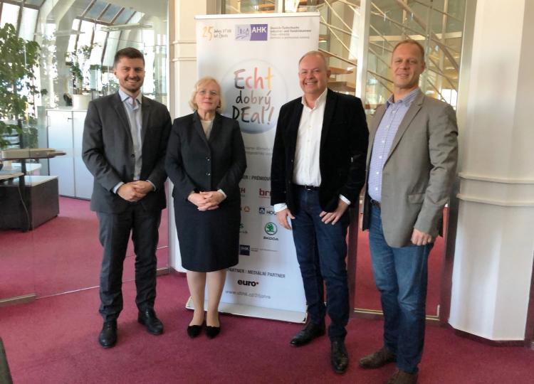 (v.l.n.r.) OAOEV-Regionaldirektor Adrian Stadtnicki und Geschäftsführerin Ute Kochlowski-Kadjaia zu Gast bei der Deutsch-Tschechischen Industrie- und Handelskammer mit Bernard Bauer, dem Geschäftsführer und seinem Vertreter René Harun.